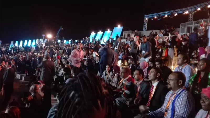 شباب منتدى اسوان يغنون لافريقيا قبل بدء الجلسه الختامية .. صور