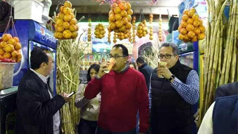 رئيس الوزراء ووزيرى الآثار والسياحة يتناولا القصب خلال جولتهم بالسوق السياحى.. صور