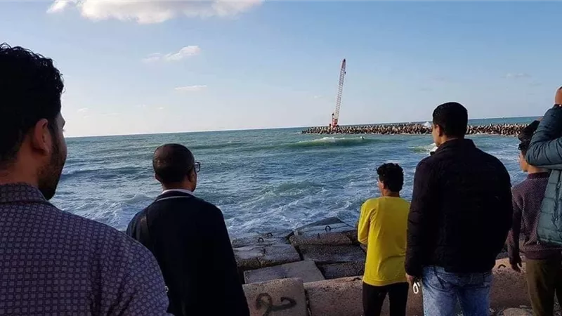 بسبب سيلفى..انتشال جثة غريق صخرة لوران .. صور