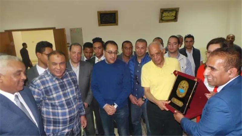 رئيس جامعة أسوان : رئيس الوزراء يوافق علي نقل ابراج الضغط العالي من الحرم الجامعي باسوان الجديدة