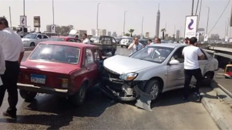 اصابة شخصين اثر حادث تصادم بطريق الواحات الصحراوى