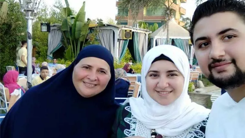 الأم المثالية بالغربية ٠٠توفى زوجها بعد ٦سنوات من زواجها٠٠واشتغلت ببيع الطيور لتربية اولادها