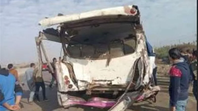 إصابة 10 عمال إثر انقلاب سيارة ربع نقل بالشرقية