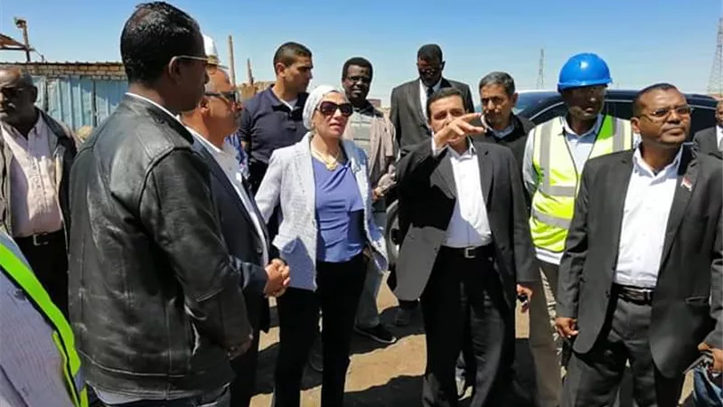 وزيرة البيئة تتفقد المحطة الوسيطة بأسوان بعد رفع التراكمات بـ١٥ يوما.. صور