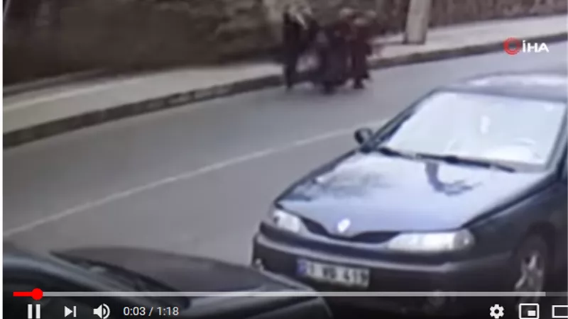 فيديو لحظة انهيار جدار على 3 سيدات يشعل مواقع التواصل