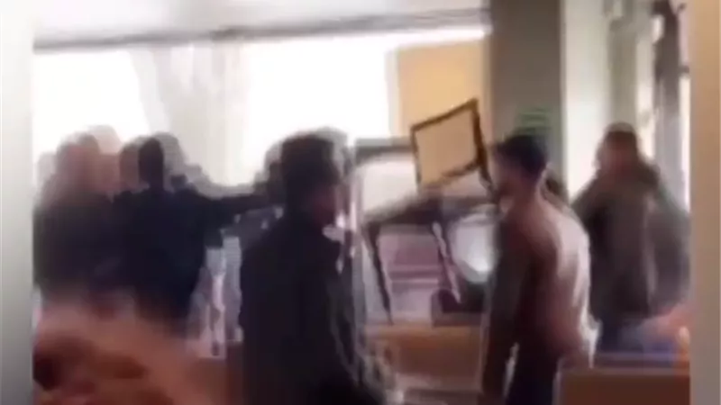 مشاجرة وحشية بالسكاكين داخل احدي المطاعم