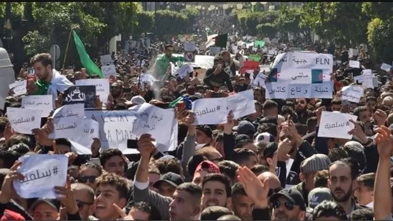 معارضون جزائريون يطالبون باستقالة الحكومة