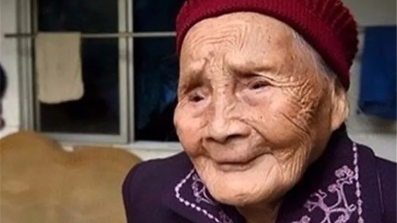 معمرة بريطانية تحتفل بعيد ميلادها 111