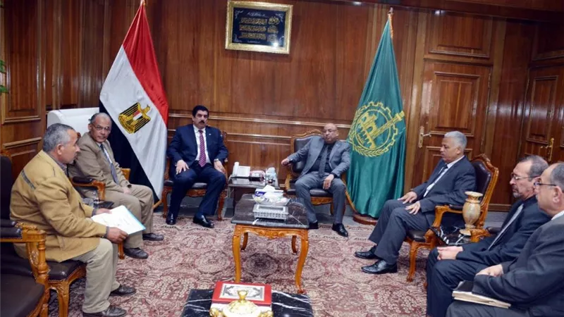 رئيس الأوقاف والمحافظ ناقشا تخصيص أراضى للمنفعة العامة بالخصوص