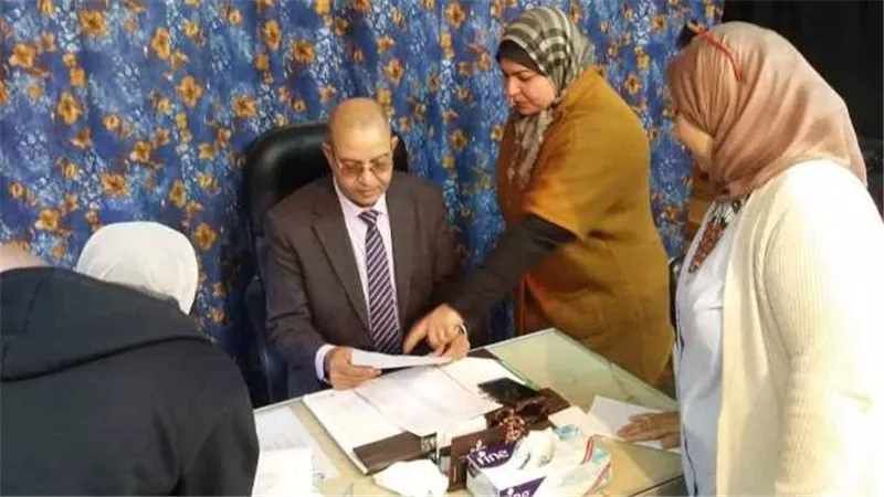 باهى يشهد عملية تسليم شريحة التابلت لطلاب الصف الأول الثانوى بمدارس بورسعيد