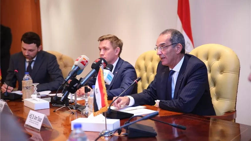 وزير الاتصالات يبحث مع نظيره الروسي ضخ المزيد من الاستثمارات