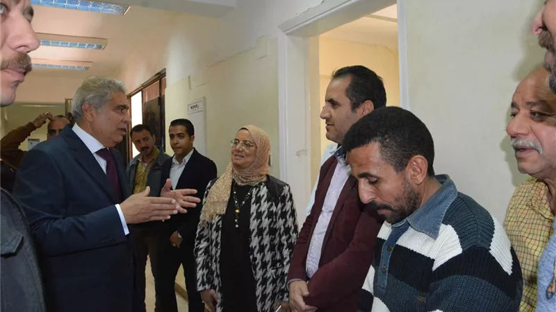 المحافظ : مليون و 350 الفا وقعوا الكشف الطبى فى المنيا