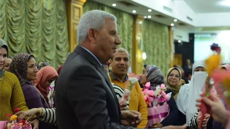 محافظ مطروح يهنئ موظفات الديوان العام بمناسبة عيد الأم.. صور