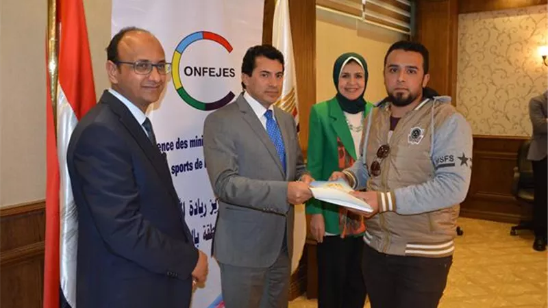 وزير الرياضة يسلم الدفعة الاولي من تمويل المشروعات الصغيرة للشباب