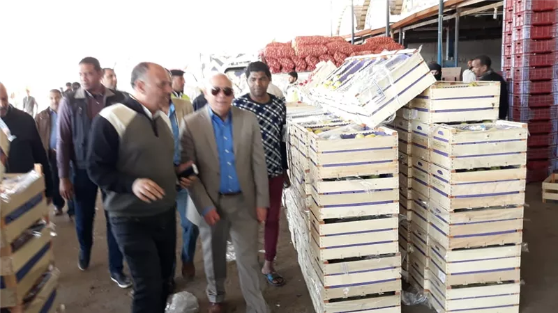 محافظ بورسعيد يناقش مع تجار الجملة الأفكار والمقترحات حول سوق الخضروات الجديد