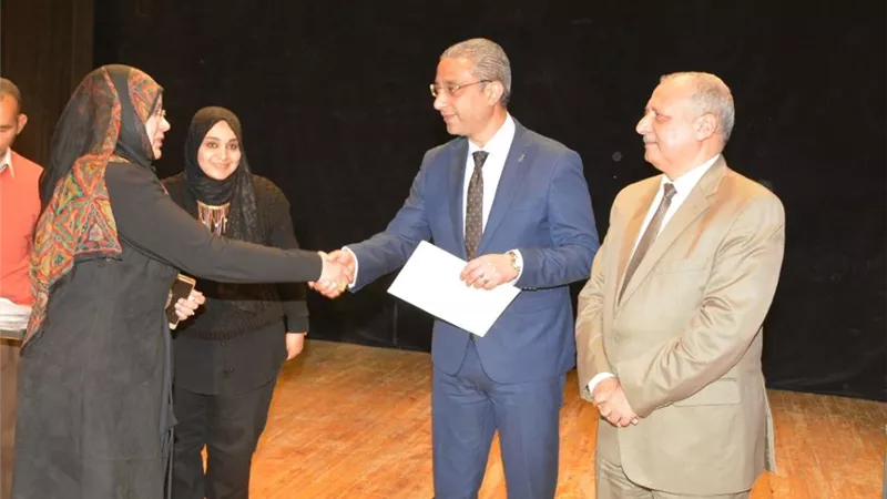 محافظ سوهاج يكرم الفائزات بمسابقة 