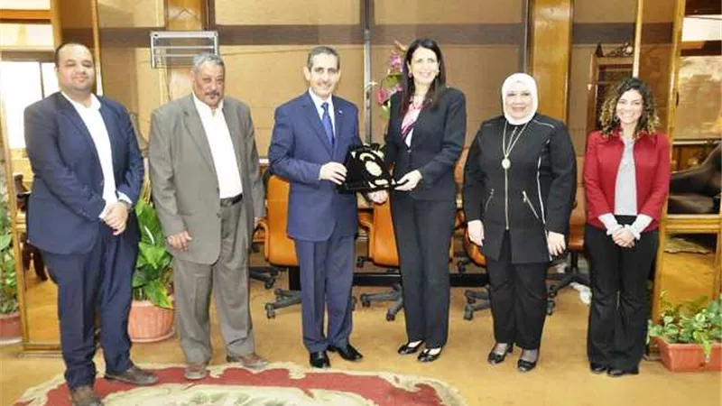 تعاون مشترك بين جامعة القناة وهيئة الفولبرايت بالصور
