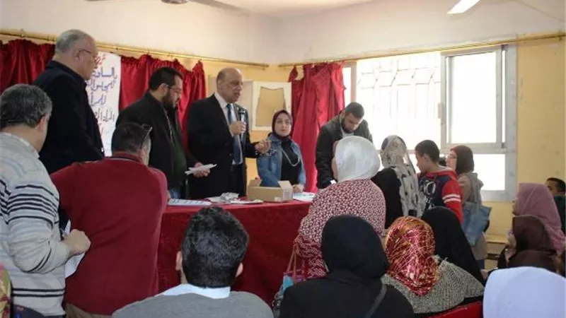 وكيل تعليم الغربية يتابع تسليم شريحة التابلت لطلبة الصف الأول الثانوى .. بالصور