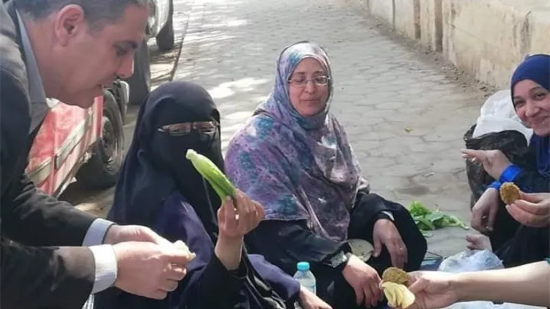 مدير تعليم شرق شبرا يتناول الإفطار مع أولياء الأمور امام المدرسة