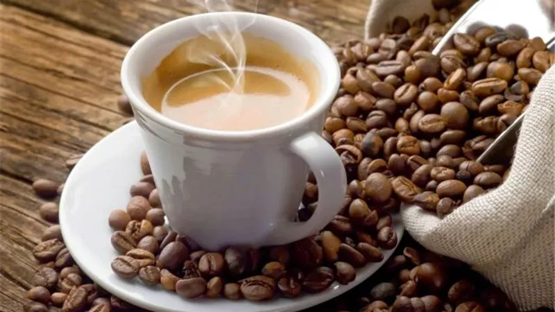 الحليب مع الشاي والقهوة.. يحمى من 
