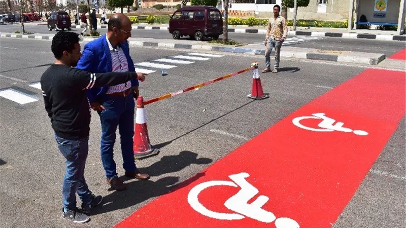 الشروق تخصص أماكن لعبور ذوى الإحتياجات الخاصة بشوارع المدينة بالصور