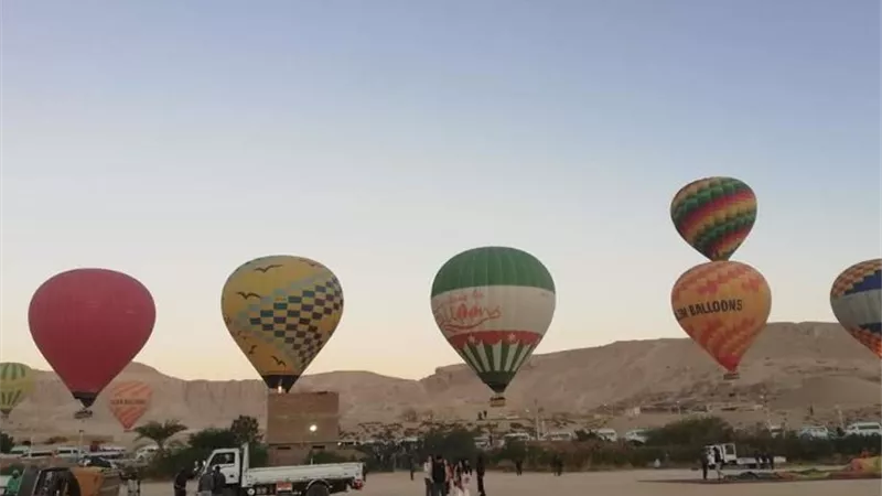 29 بالونا فى سماء الأقصر تحمل على متنها 650 سائحا