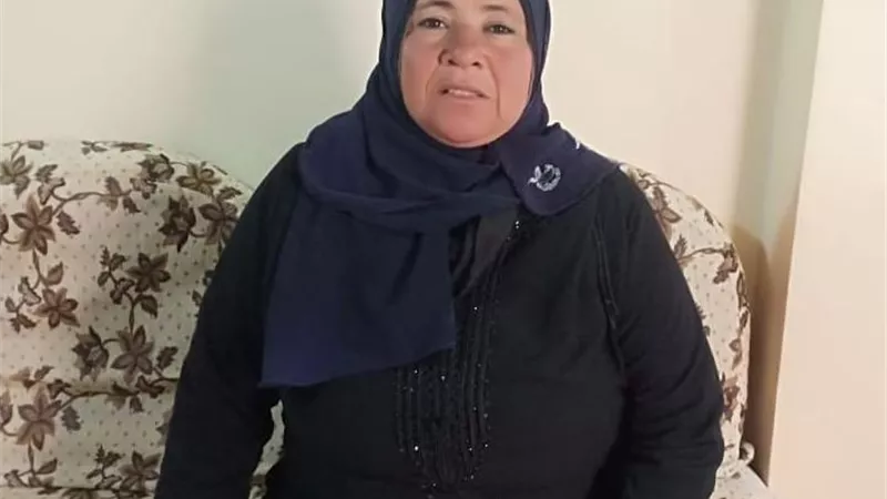 الحاجة انتصار قصة كفاح .. مات زوجها وترك لها 3 اطفال وتنقلت فى الأسواق لتربيهم