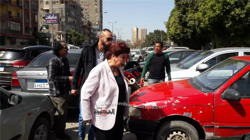 رجاء الجداوى تصل لمقر انتخابات المهن التمثيلية للادلاء بصوتها .. صور