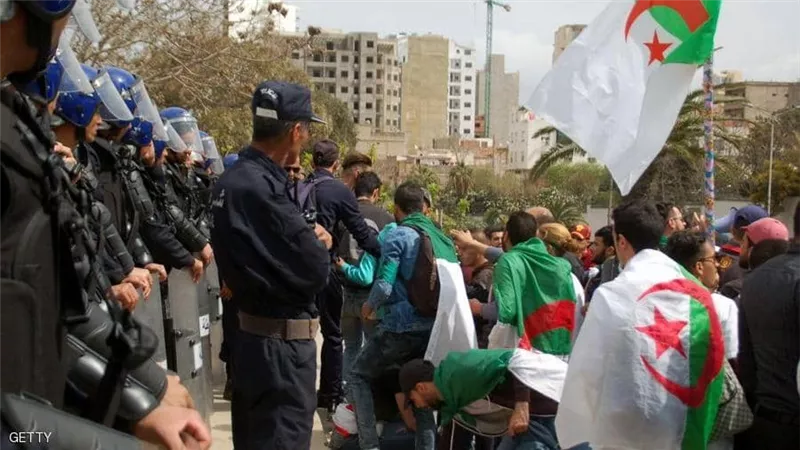 مئات الآلاف وسط الجزائر يطالبون بوتفليقة بالتنحي