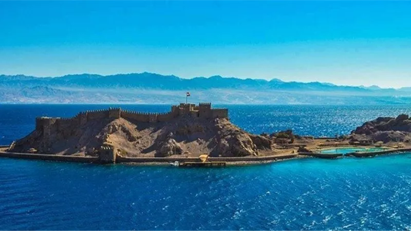 انارة قلعة صلاح الدين بطابا باللون الازرق إحتفالا بيوم المياه العالمى فى نسخته 31
