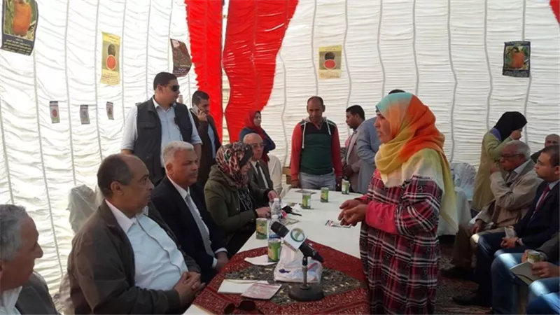 وزير الزراعة للعاملات الموسميات : 