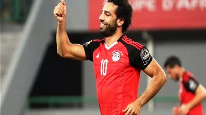 صراع ساخن بين لاعبى المنتخب على قميص محمد صلاح
