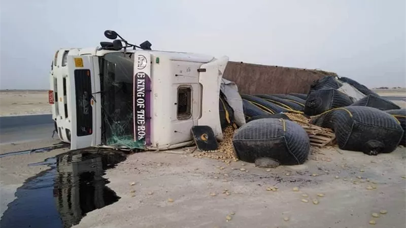 انقلاب شاحنة بضائع وإصابة قائدها بطريق شرق العوينات أبو سمبل