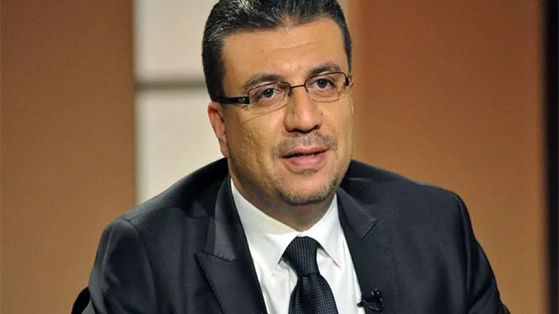 عمرو الليثى يُشيد بام مثالية تحمل ابنها على ظهرها يومياً ليتعلم فى المدرسة
