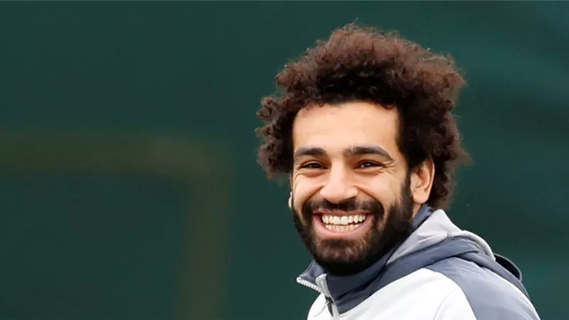 فنانة لبنانية تثير الجدل بصورتها مع محمد صلاح