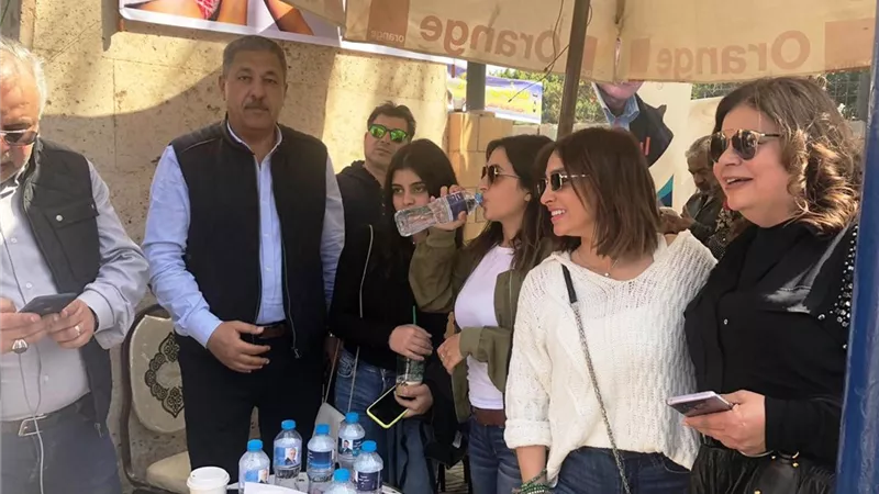 اشرف زكى يحتفل بفوزه مع بناته وزوجته