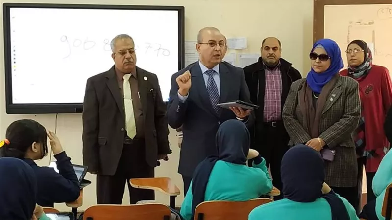 باهى يتفقد أعمال الإمتحان التجريبى للصف الأول الثانوى على التابلت المدرس ببورسعيد