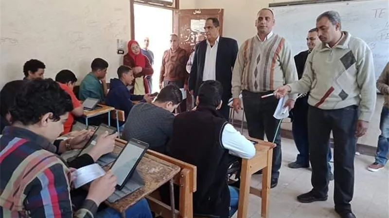 عبدالمقصود يتفقد الامتحانات الالكترونية باولى ثانوى بشبين القناطر.. صور