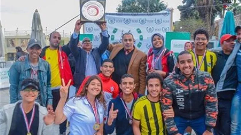 السكرى يهدى درع الكانوى والكياك الى مشهور وزين والغندور