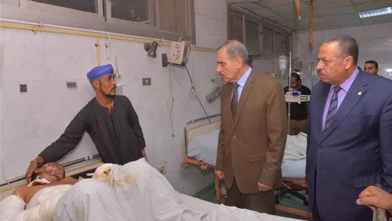 محافظ أسيوط يزور طفلين بالمستشفى الجامعى أصيبا بصعق كهربائى من سلك ضغط عالى