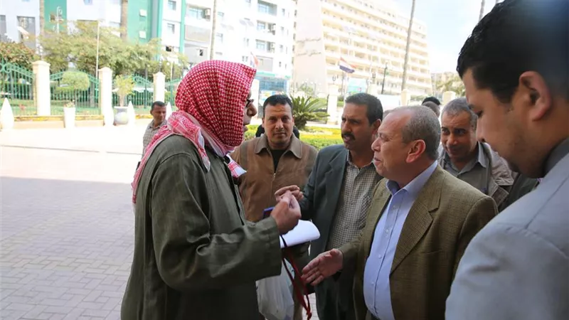 محافظ كفرالشيخ يناقش شكوى مواطن حول إيقاف صرف الدعم التموينى
