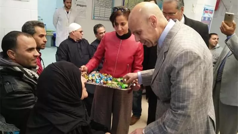 وكيل وزارة الصحة يوزع الحلوي علي المواطنين المشاركين في مبادرة الرئاسة بفاقوس