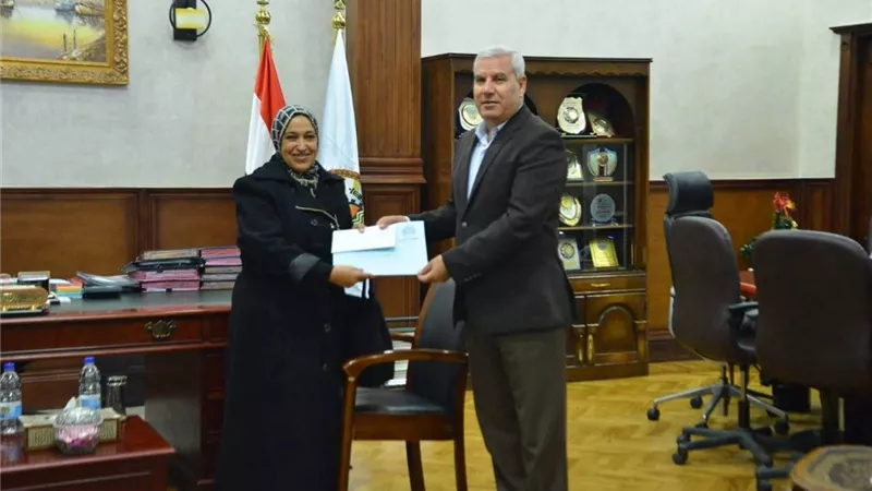 محافظ مطروح يكرم الأم المثالية الأولى على مستوى المحافظة