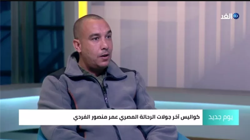 شاهد.. رحالة مصري يطوف العالم بـ موتوسكل وشعار النادي الأهلي