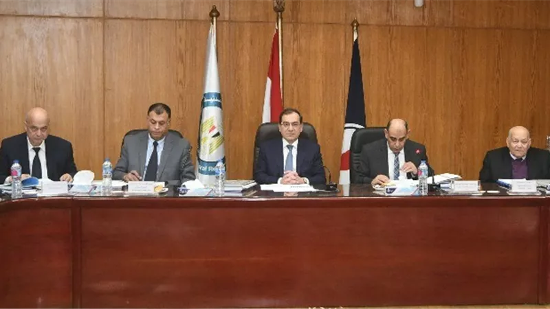 الملا: إعداد الكوادر الفنية المؤهلة لتشغيل المشروعات لزيادة معدلات الإنتاج البترولية