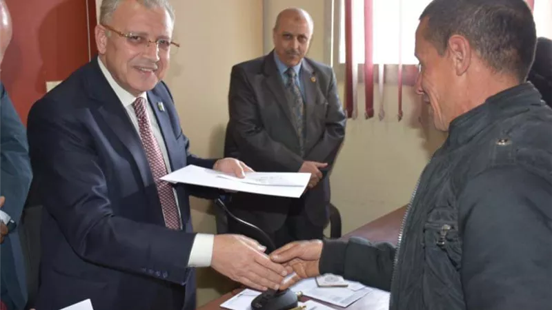 بالصور ..مجاهد يكرم العاملين المتميزين بـ 