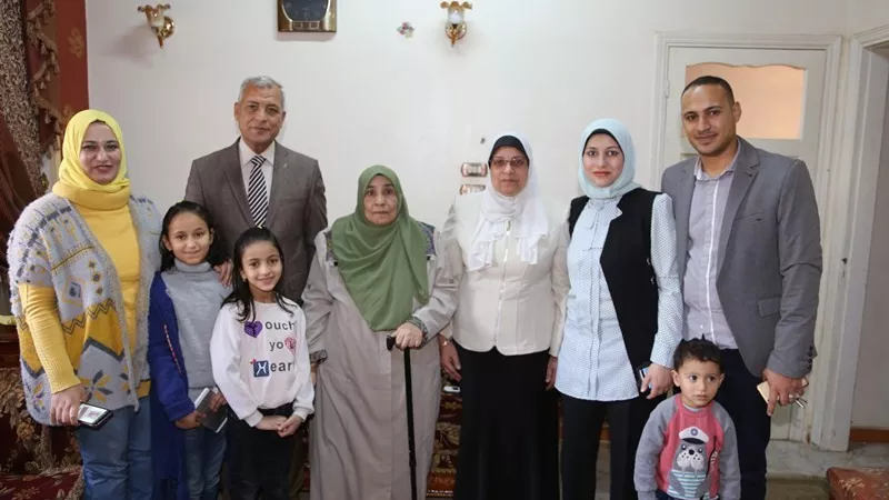المحافظ يقدم التهنئة للأم المثالية علي مستوي المنوفية بمنزلها بالباجور