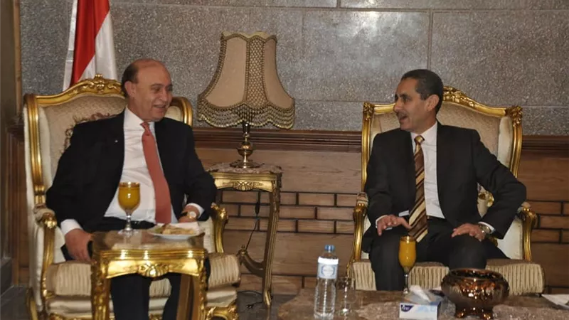 الفريق مميش يهنئ رحمي برئاسة جامعة قناة السويس .. صور