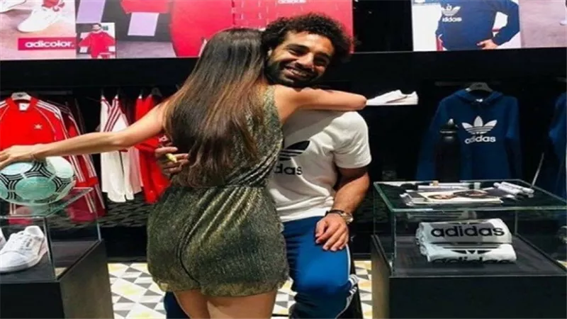 والدة صلاح بعد صورة الحضن: