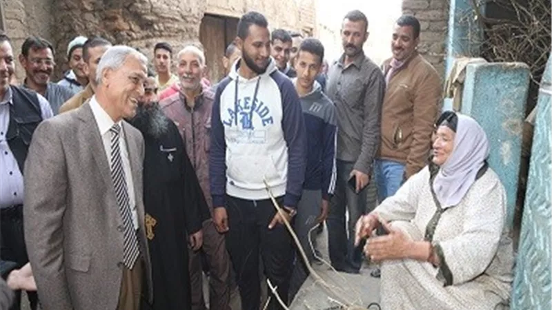 محافظ المنوفية يمازح عجوز اثناء جولة تفقدية